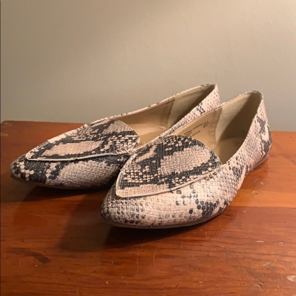 NWOT: Faux snakeskin pointed flats, size 9